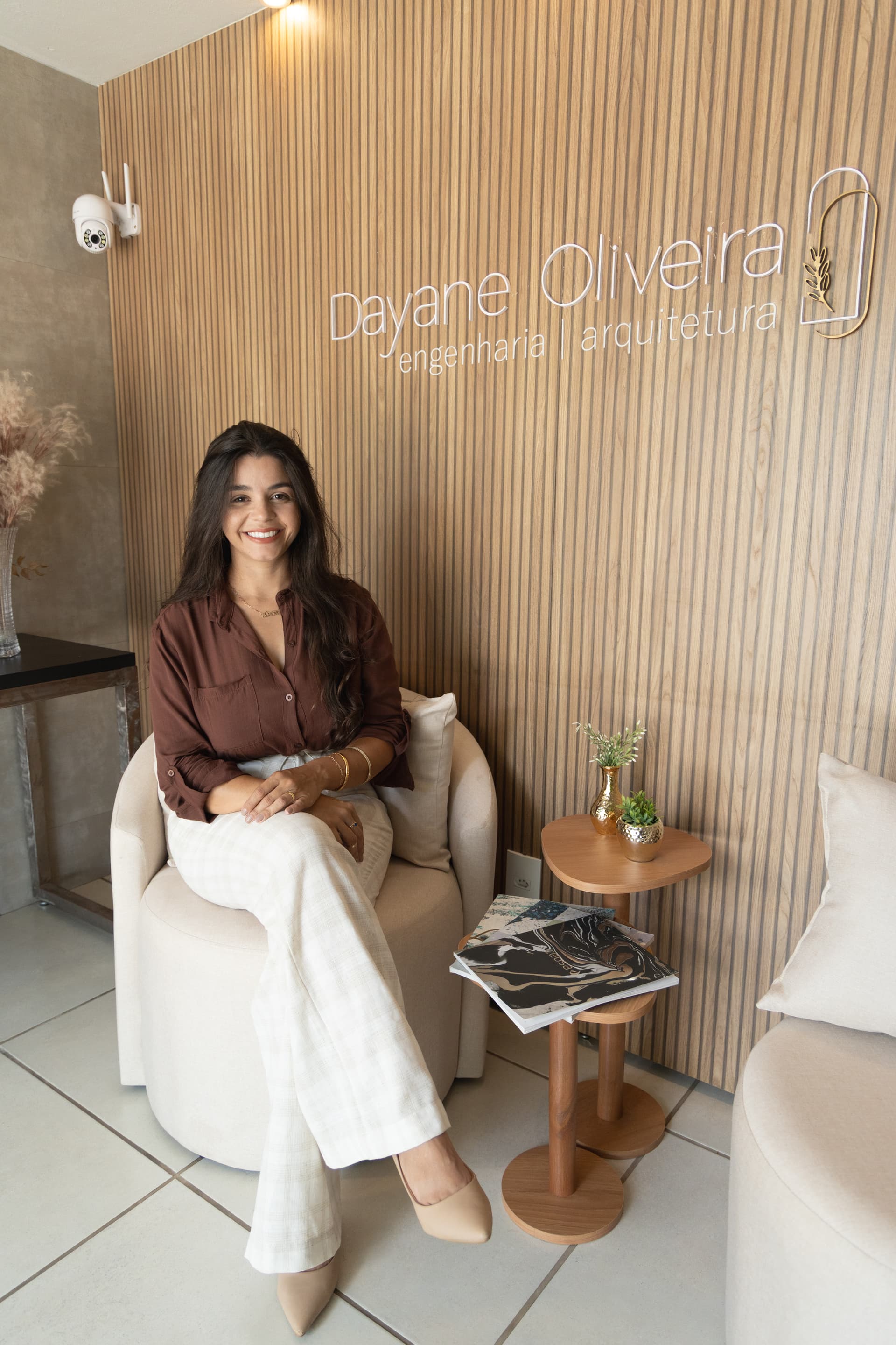 Dayane Oliveira na recepção do escritório