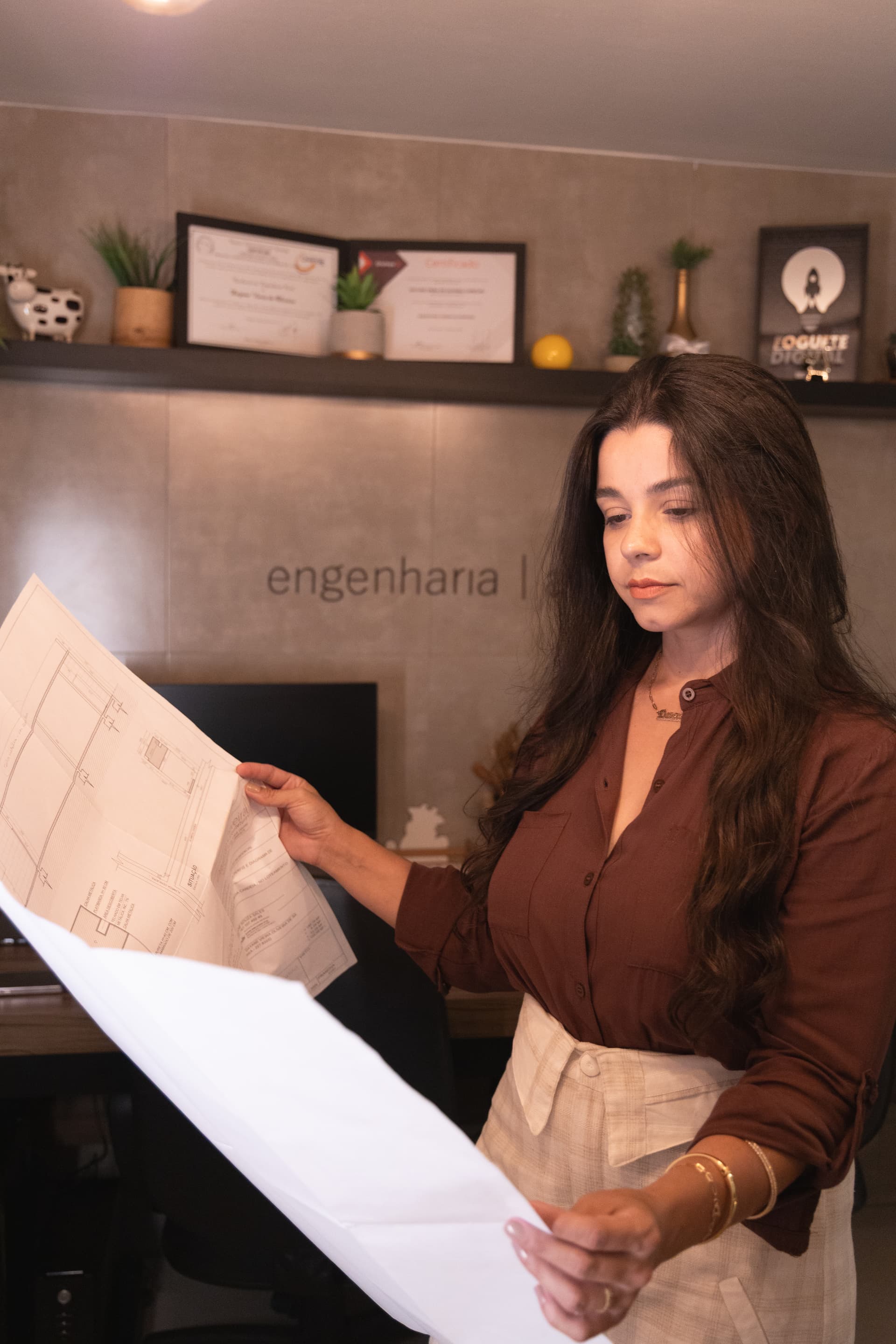 Dayane Oliveira revisando planta baixa