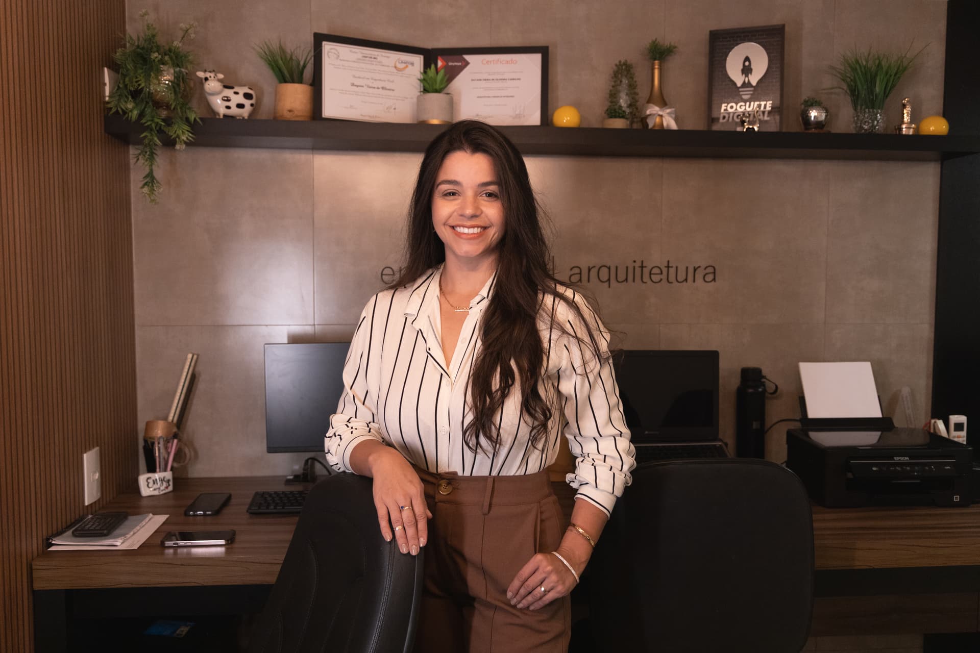 Profissional do escritório no ambiente de trabalho