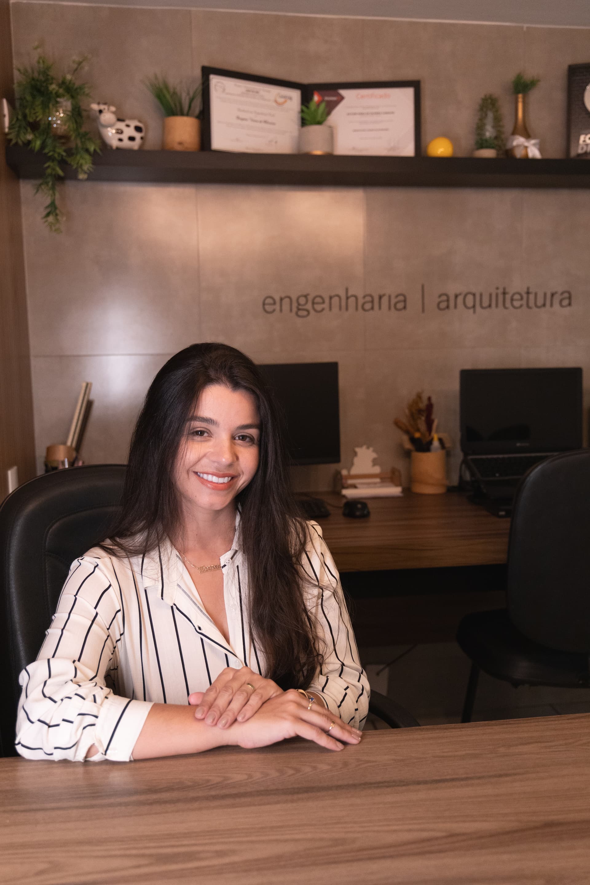 Profissional do escritório no atendimento