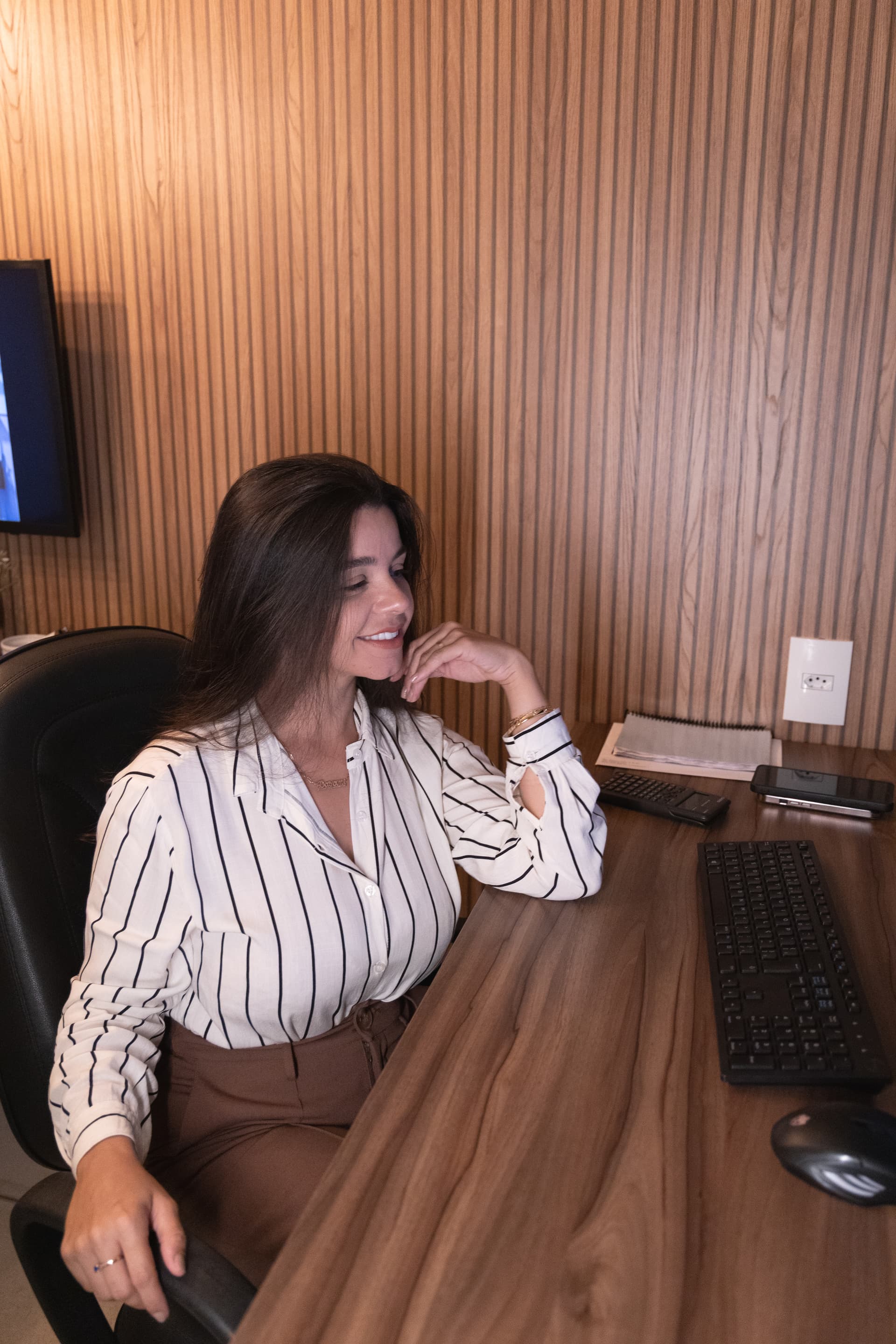 Profissional trabalhando no escritório