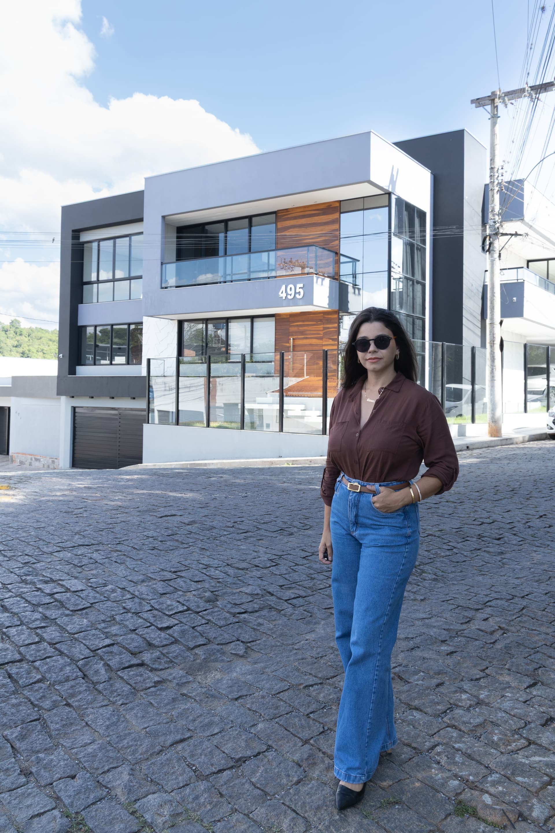 Dayane Oliveira em frente a obra concluída