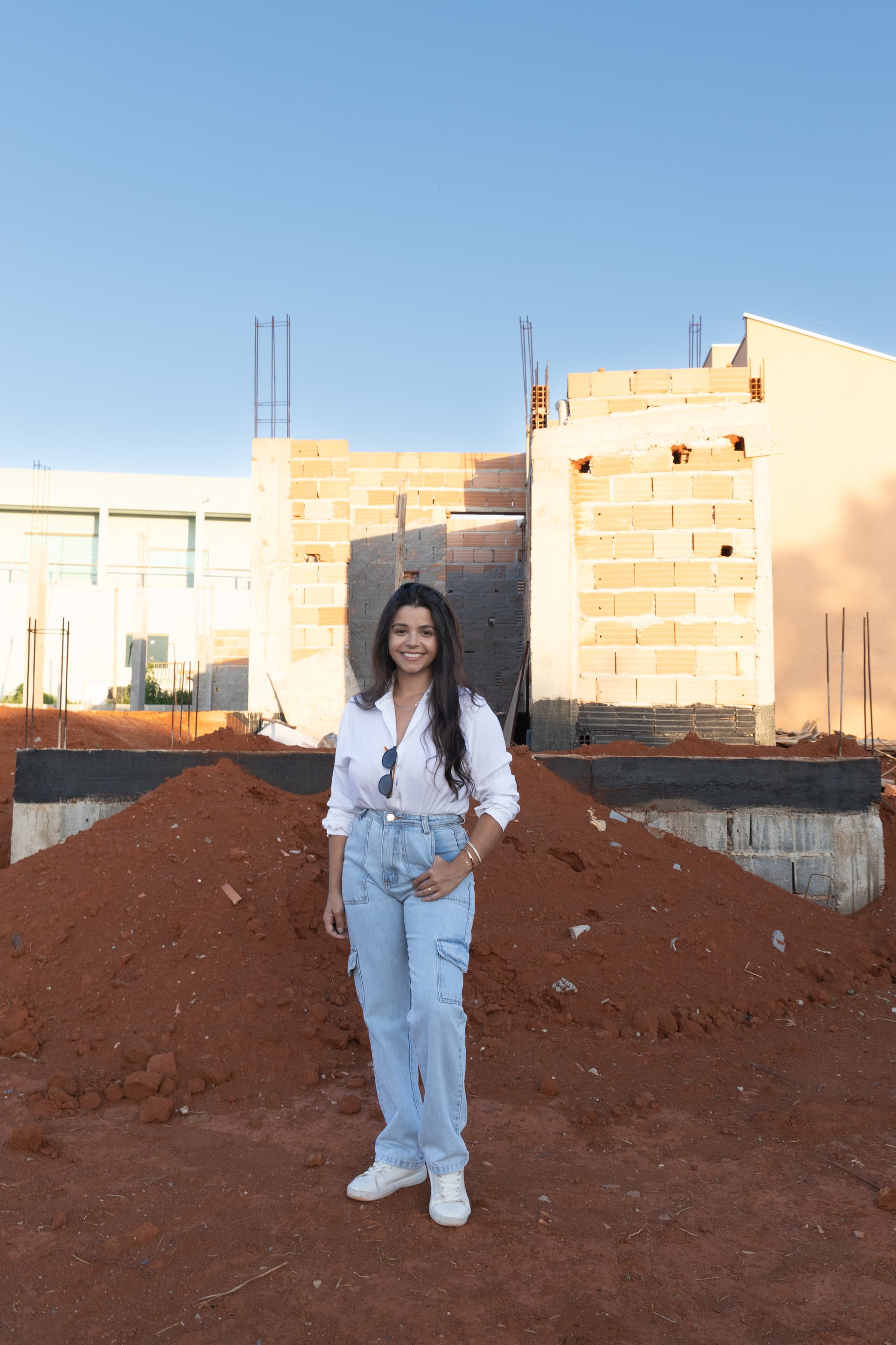 Dayane Oliveira em acompanhamento de obra